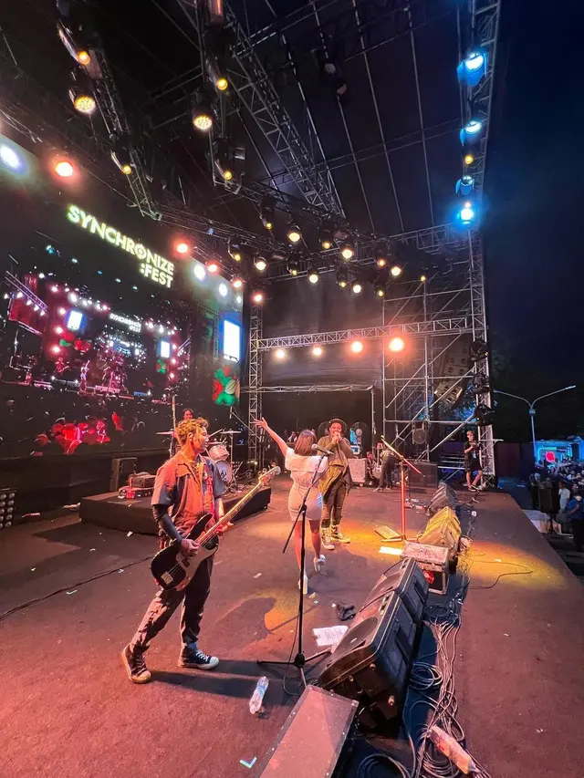 6 Potret Gisel Manggung Bareng Last Child, Nostalgia Duet 'Seluruh Nafas Ini'