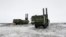 Sistem rudal antikapal Bastion mengambil posisi di Pulau Alexandra Land dekat Nagurskoye, Rusia, Senin (17/5/2021). Pangkalan militer ini dipenuhi rudal, radar, landasan pacu yang dapat menangani semua jenis pesawat, termasuk pembom strategis berkemampuan nuklir. (AP Photo/Alexander Zemlianichenko)