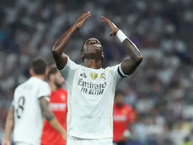 Negosiasi kontrak baru Vinicius Jr dengan Real Madrid menemui jalan buntu. Meskipun begitu, ia tetap tampil dalam laga pembuka musim baru Liga Spanyol 2025/2026 melawan Osasuna, Selasa (19/08/2025) waktu setempat. (AFP/Thomas Coex)