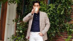 Tak sedikit netizen yang menyebut penampilan Siwon Super Junior dengan style semi formal bak CEO muda. Dirinya juga terlihat begitu stylish memadukan busana yang digunakan. (Liputan6.com/IG/@siwonchoi)