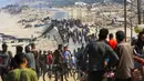 Warga Palestina berkumpul di sebuah jalan di Nuseirat, Jalur Gaza tengah, pada 10 Oktober 2025. (Eyad BABA/AFP)