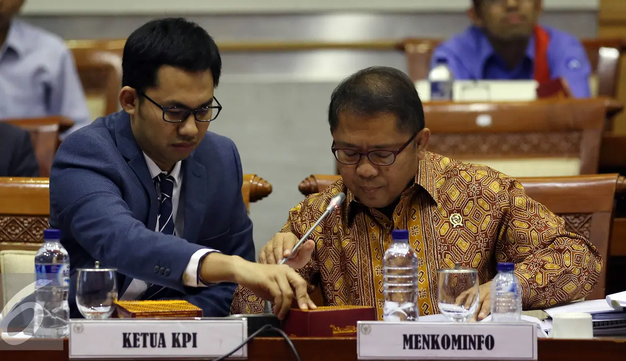 Menkominfo Rudiantara (kanan) dan Ketua KPI Pusat, Yuliandre saat Rapat Kerja (Raker) dengan Komisi I DPR di Kompleks Parlemen, Senayan, Jakarta, Senin (3/10). (Liputan6.com/Johan Tallo)
