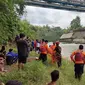 Warga Patikraja, Banyumas terjun ke Sungai Logawa dari jembatan. (Foto: Basarnas Cilacap/Liputan6.com)