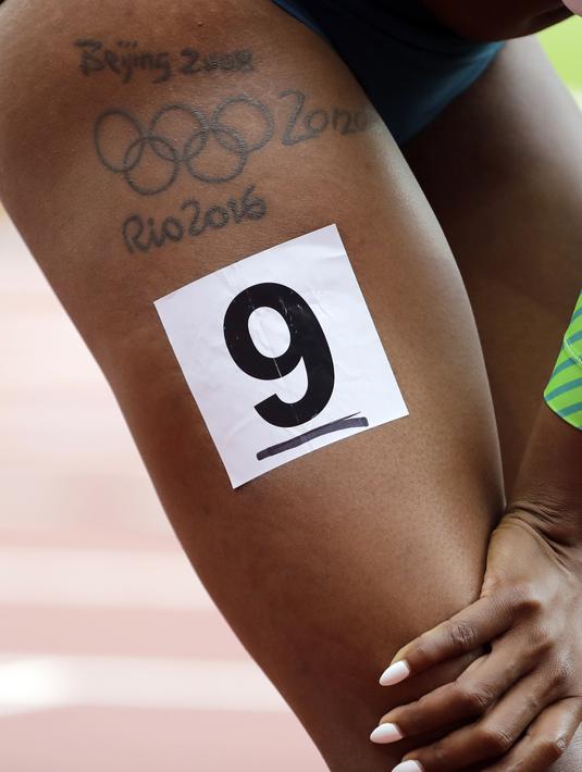 Tato pelari asal Brasil, Rosangela Santos dengan logo Olympiade saat mengikuti lari estafet 4x100m putri pada World Athletics Championships, London (12/8/2017). (AP/David J. Phillip)