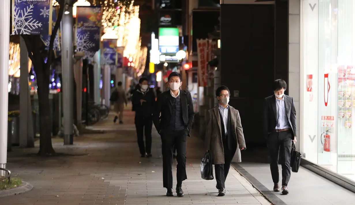 Orang-orang yang mengenakan masker melintas di sebuah jalan di Nagoya, Jepang, pada 10 Desember 2020. Jepang mengonfirmasi 2.810 kasus harian COVID-19 pada Rabu (9/12) ketika negara itu berjuang untuk meredam lonjakan infeksi terbaru. (Xinhua/Du Xiaoyi)
