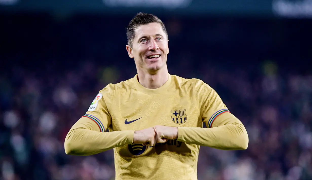Pemain Barcelona, Robert Lewandowski, melakukan selebrasi setelah mencetak gol ke gawang Real Betis pada laga Liga Spanyol di Stadion Benito Villamarin (1/2/2023). Robert Lewandowski menempati posisi teratas sebagai pemain yang pernah dijual Bayern Munchen. Klub asal Jerman itu melepas pemain berusia 34 tahun ini dengan harga mencapai 56,8 juta euro ke Barcelona. (AFP/Cristina Quicler)