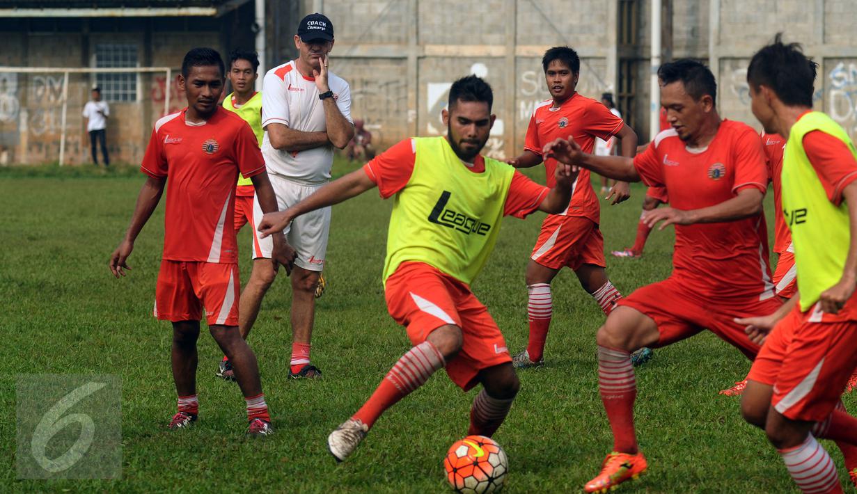 Pelatih Persija, Paulo Camargo (ketiga kiri) memimpin langsung latihan di NYTC Sawangan, Depok (24/2/2016). Latihan ini persiapan Persija mengarungi turnamen Piala Bhayangkara dan Indonesia Super Competition (ISC) 2016. (Liputan6.com/Helmi Fithriansyah)
