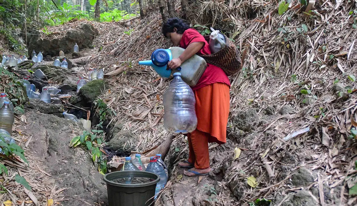 Penyandang tunanetra, Sujanah, berjalan menuju mata air Sumur Bendung di kawasan Gunung Batur, Kota Cilegon, Banten, Minggu (19/07/2026). (KLY/Arie Basuki)