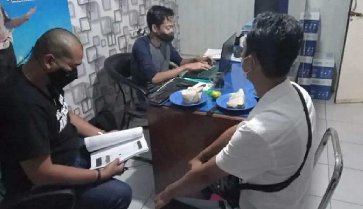 Bripda Randy Bagus saat menjalani pemeriksaan di Rutan Tahti, Polda Jatim, Minggu (5/12/2021). 
Sebelumya, Polisi membeber awal mula kasus Bripda Randy yang berujung kematian mahasiswi Universitas Brawijaya tersebut di makam ayahnya 2 Desember 2021. (Foto: Dokumentasi Polda Jatim)