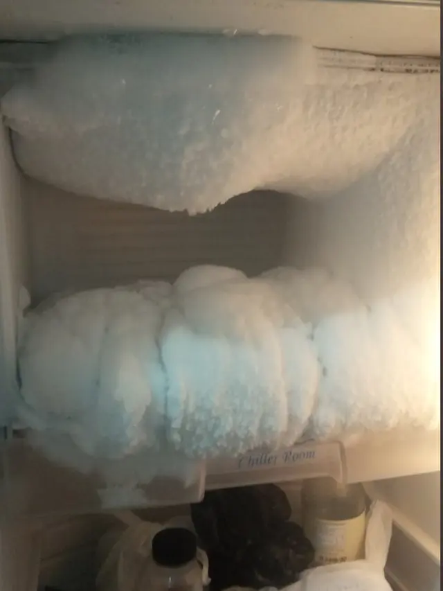 Solusi Praktis Cegah Bunga Es Menumpuk di Kulkas Mini Anak Kos