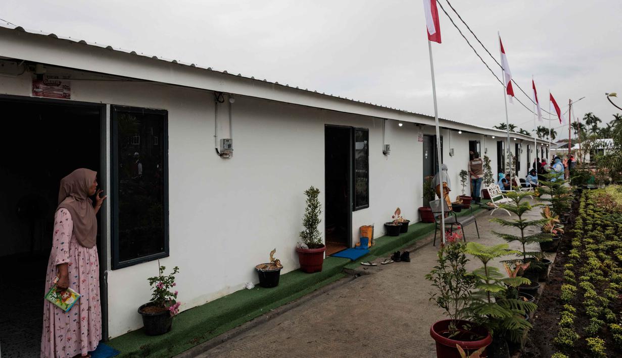 Pada Kamis (8/1), Danantara Indonesia secara resmi menyerahkan 600 unit huntara kepada Pemerintah Kabupaten Aceh Tamiang sebagai penanda bahwa kawasan hunian tersebut siap dimanfaatkan melalui mekanisme pengelolaan pemerintah daerah. Tampak dalam foto, unit-unit perumahan sementara yang dibangun oleh Danantara, Badan Pengelola Investasi (BPI) strategis Indonesia, sedang dibangun untuk warga yang dievakuasi akibat banjir bandang, seiring dengan berlanjutnya pembangunan di 14 lokasi di Aceh Tamiang, provinsi Aceh, pada Kamis 8 Januari 2026. (ADITYA AJI/AFP)