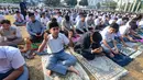 Umat Islam berdoa setelah melaksanakan Shalat Istisqa di halaman Mesjid Al Azhar, Jakarta, Selasa, 1 September 2026. (KLY/ Arie Basuki).