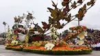  Mobil hias dari tim The Miracle- Gro berjudul "Everything's Coming Up Roses," menjadi pemenang Queen's Trophy pada parade mawar ke 128 di Pasadena, California, AS (2/1). Kegiatan ini sudah bermula sejak Tahun Baru pada 1890. (AP Photo/Michael Owen Baker)