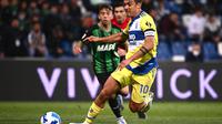 Paulo Dybala samakan skor untuk JUventus saat menghadapi Sassuolo di babak 1 (AFP)