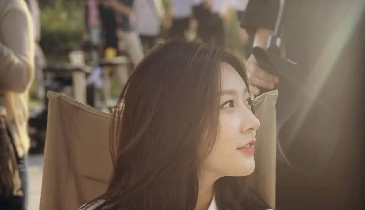 Kim Sae Ron tampil lebih dewasa dengan layer cut. Terlebih poninya yang memanjang dan menyatu dengan rambut bagian belakang membuat fitur wajahnya terlihat lebih panjang.