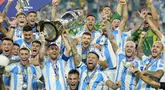 Argentina menjuarai Copa America 2024 usai mengalahkankan Kolombia 1-0 lewat babak perpanjangan waktu di final Copa America 2024 yang digelar di Hard Rock Stadium, Florida, Amerika Serikat, Senin (15/7/2024) pagi WIB. Saat Lionel Messi harus ditarik keluar pada menit ke-66 karena cedera, Lautaro Martinez menjelma jadi pahlawan Argentina dengan gol tunggalnya pada menit ke-112. Lautaro Martinez sendiri baru dimasukkan pada menit ke-96 menggantikan Julian Alvarez. (AP Photo/Rebecca Blackwell)