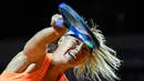 Ekspresi Maria Sharapova saat memukul bola dalam pertandingan putaran pertama Grand Prix WTA di Stuttgart, Jerman (26/4). (AFP Photo/Thomas Kienzle)