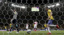 Pemain Brasil, Filipe Luis, merayakan gol yang dicetaknya ke gawang Peru dalam Kualifikasi Piala Dunia 2018 di Salvador, Brasil, (17/11/2015). (Reuters/Ueslei Marcelino)