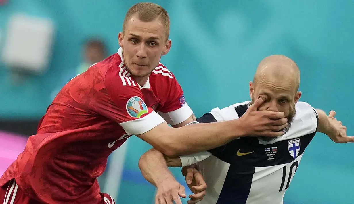 Tangan dari pemain Timnas Rusia Dmitriy Barinov (kiri) mengenai mata dari pemain Timnas Finlandia Teemu Pukki dalam pertandingan Grup B Euro 2020 antara Finlandia melawan Rusia di Stadion Saint Petersburg, Rabu (16/6/2021). (Foto: AFP/Pool/Dmitry Lovetsky)
