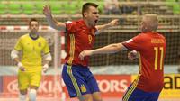Dua pemain futsal Spanyol, Lozano (4) dan Miguelin (11), merayakan gol ke gawang Kazakhstan pada babak 16 besar Piala Dunia Futsal 2016 di Medellin, Rabu (21/9/2016). (AFP/Raul Arboleda)