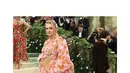 Kelsea Ballerini menampilkan salah satu penampilannya yang paling romantis  di Met Gala 2024 . Pelantun "IF YOU GO DOWN I'M GOIN' DOWN TOO" itu menghiasi karpet merah dalam balutan gaun nude bertabur bunga dari Michael Kors [@michaelkors]