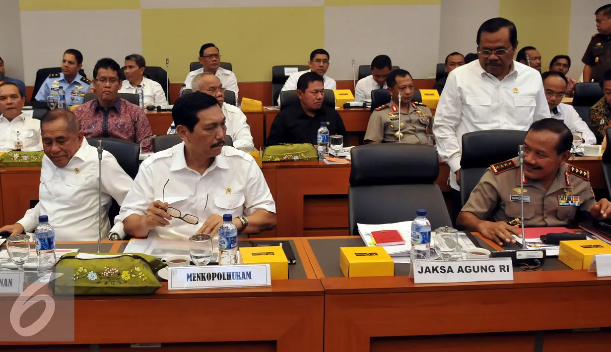 Menkopolkam Luhut Panjaitan (kedua kiri), bersama Jaksa Agung Prasetyo, Kapolri Badrodin Haiti dan Menteri Pertahanan Ryamizard Ryacudu bersiap mengikuti rapat gabungan Komisi I dan Komisi III, Jakarta, Senin (15/2). (Liputan6.com/Johan Tallo)