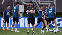 Pelatih baru Spanyol, Fernando Hierro, saat latihan perdananya di Krasnodar Academy, Krasnodar, Selasa (13/6/2018). Legenda Real Madrid ini ditunjuk menggantikan Julen Lopetegui. (AFP/Pierre-Philippe Marcou)