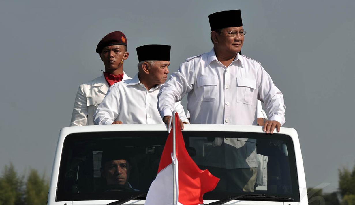 Ditemani wakilnya, Hatta Rajasa, mantan Danjen Kopassus itu tampak menaiki mobil jeep terbuka untuk mengecek kesiapan pasukan, Bogor, Minggu (17/8/14). (Liputan6.com/Johan Tallo)