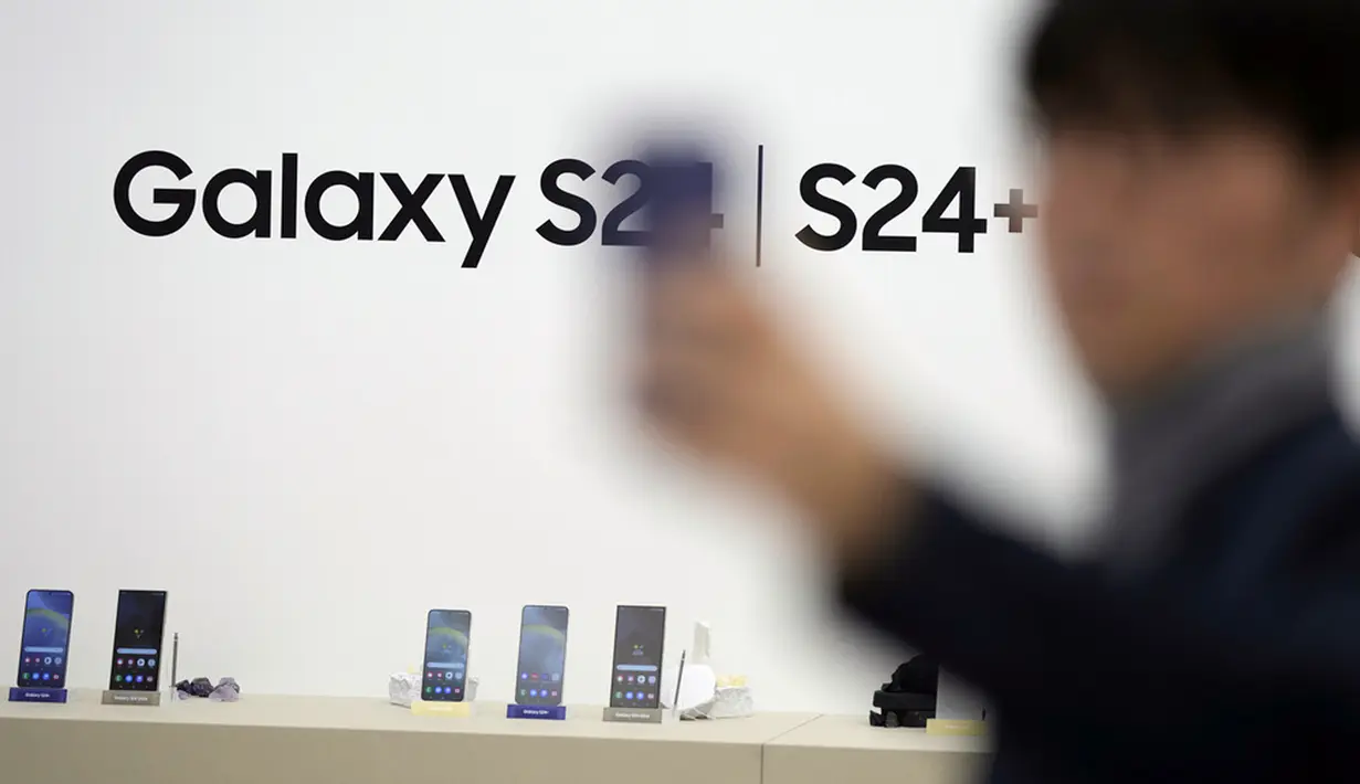 Galaxy S24 dibanderol mulai dari harga USD 799 atau sekitar Rp 12,5 jutaan, sedangkan S24 Plus dijual dari harga USD 999 atau sekitar Rp 15,6 juta. Sementara untuk versi tertinggi S24 Ultra dibanderol dengan harga USD 1.299 atau sekitar Rp 20,3 juta. (AP Photo/Lee Jin-man)