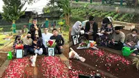 Haji Faisal dan keluarga ziarah kubur ke makam Bibi dan Vanessa (Sumber: Instagram/galaaskyofficial)
