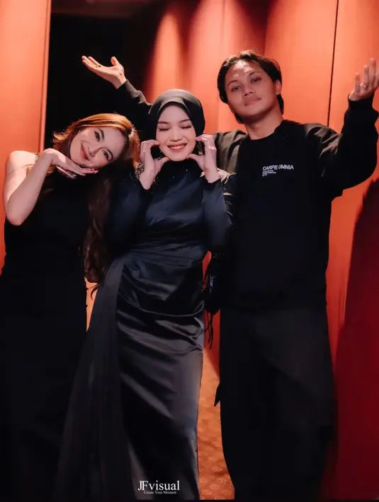 Rizky Febian dan sang tunangan Mahalini juga terlihat turut menghadiri acara gala premiere. Keduanya kompak mengenakan outfit serba hitam saat berfoto bersama. [Foto: Instagram/rizkymahalini_lovers]