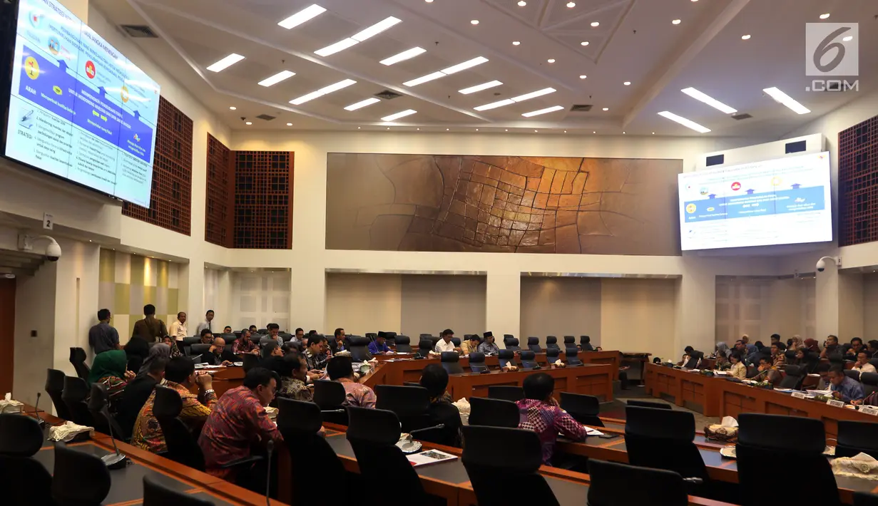 Suasana rapat kerja pemerintah bersama Badan Anggaran (Banggar) DPR di Gedung Nusantara II DPR, Kamis (31/5). Rapat dihadiri oleh Menteri Keuangan Sri Mulyani Indrawati, Gubernur BI Perry Warjiyo, serta perwakilan Bappenas. (Liputan6.com/Johan Tallo)