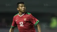Bek Timnas Indonesia U-19, Rifad Marasabessy, mengejar bola saat melawan Kamboja U-19 pada laga persahabatan di Stadion Patriot, Bekasi, Rabu (4/10/2017). Indonesia menang 2-0 atas Kamboja. (Bola.com/Vitalis Yogi Trisna)