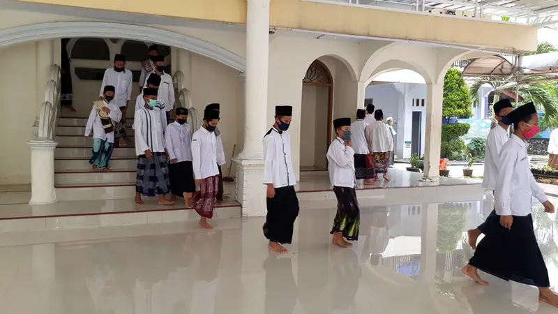 Santri Pondok Pesantren El Bayan, Cilacap keluar dari masjid usai salat berjemaah. (Foto: Liputan6.com/Muhamad Ridlo)