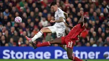 Penyerang Manchester United asal Slovenia, Benjamin Sesko (kiri) berebut bola dengan bek Liverpool asal Prancis, Ibrahima Konate saat pertandingan pekan ke-8 Liga Premier Inggris di Stadion Anfield, Liverpool pada Minggu 19 Oktober 2025. (PETER POWELL/AFP)