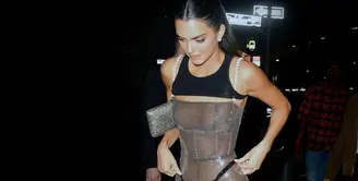 After party Met Gala, Kendall Jenner terlihat mengenakan bodysuit payet tipis transparan dari Chanel tahun 1994, dengan harness hitam dan detail celana dalam. Memiliki detail tali mutiara. Ia pun mengenakan heels hitamnya. Credit: Instagram @danixmichelle