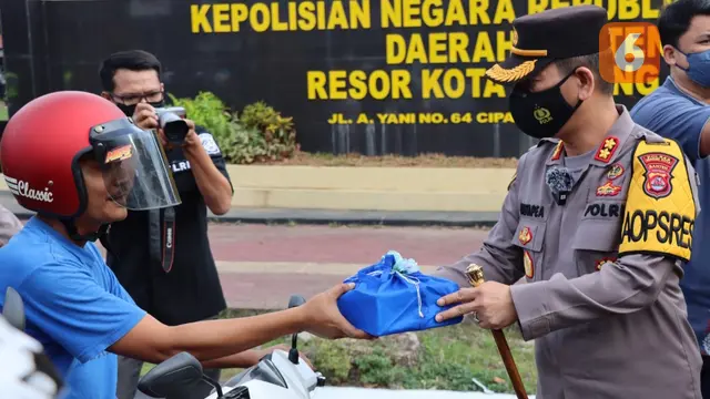 Sambil Berbagi Makanan Buka Puasa, Polisi Ajak Masyarakat Tertib Saat Mudik Idul Fitri 2022. (Jumat, 08/04/2022). (Liputan6.com/Yandhi Deslatama).