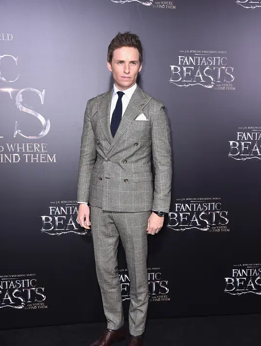 Rumor berpacaran antara Eddie Redmayne dan Taylor Swift memang tidak benar. Terbukti bahwa saat ini Eddie sudah memiliki dua orang anak hasil pernikahannya dengan sang istri. (AFP/Bintang.com)
