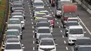 Kendaraan terjebak kemacetan saat melintasi Tol Dalam Kota, Jalan Gatot Subroto, Jakarta, Selasa (5/4/2022). Volume kendaraan di Jakarta yang meningkat hingga 18 persen selama sepekan terakhir membuat jalanan Ibu Kota padat dan terjadi kemacetan di sejumlah titik. (Liputan6.com/Johan Tallo)
