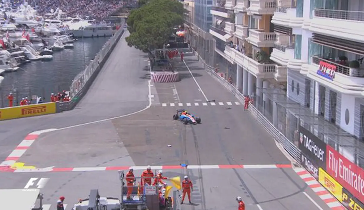 Tak berselang lama virtual safety car kembali muncul pada sesi latihan kedua ajang F1 GP Monaco, Kamis (26/5). Rio Haryanto (Manor) kehilangan kendali mobil saat keluar terowongan dan akan memasuki tikungan zigzag dan menabrak pembatas. (twitter.com/F1)