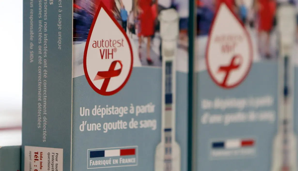 Sebuah alat tes kesehatan HIV dipajang di sebuah apotek di Bordeaux, Prancis, Selasa (15/9). Alat tes untuk HIV/AIDS yang mulai dijual di apotek Prancis ini memungkinkan penggunanya bisa mengetahui hasilnya 15 menit kemudian. (REUTERS/Regis Duvignau)