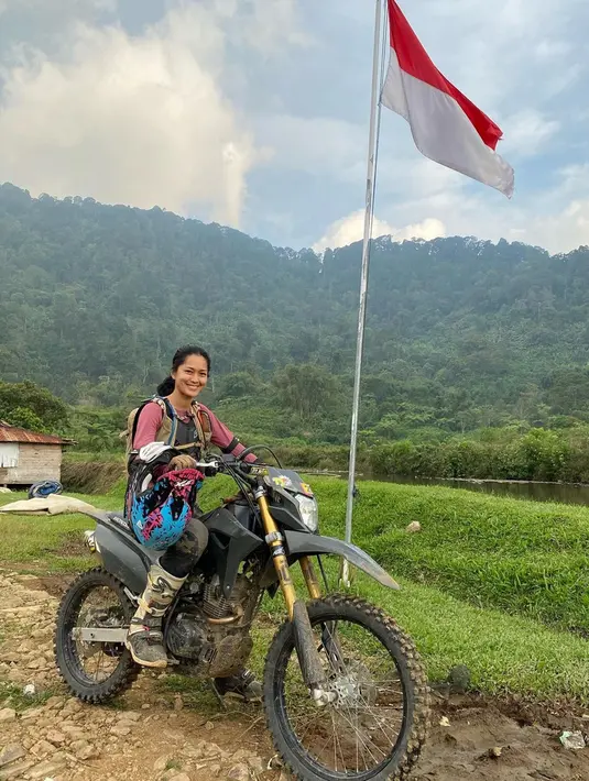 Rupanya pemain film Temen Kondangan juga menantang dirinya untuk menjajal naik motor trail. Bahkan baru-baru ini, Prisia Nasution jajal motor trail di jalur ekstrem. (Liputan6.com/IG/@prisia)
