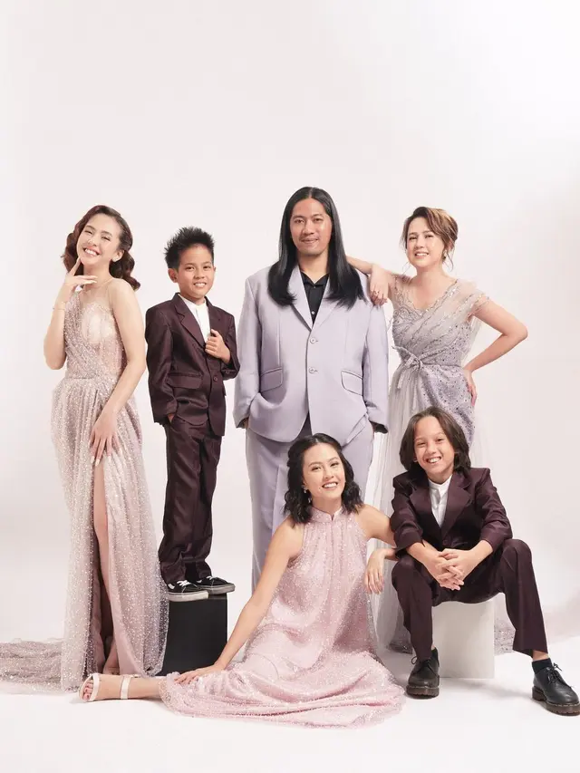 Foto keluarga Adhisty Zara (Instagram/mrssaladin)