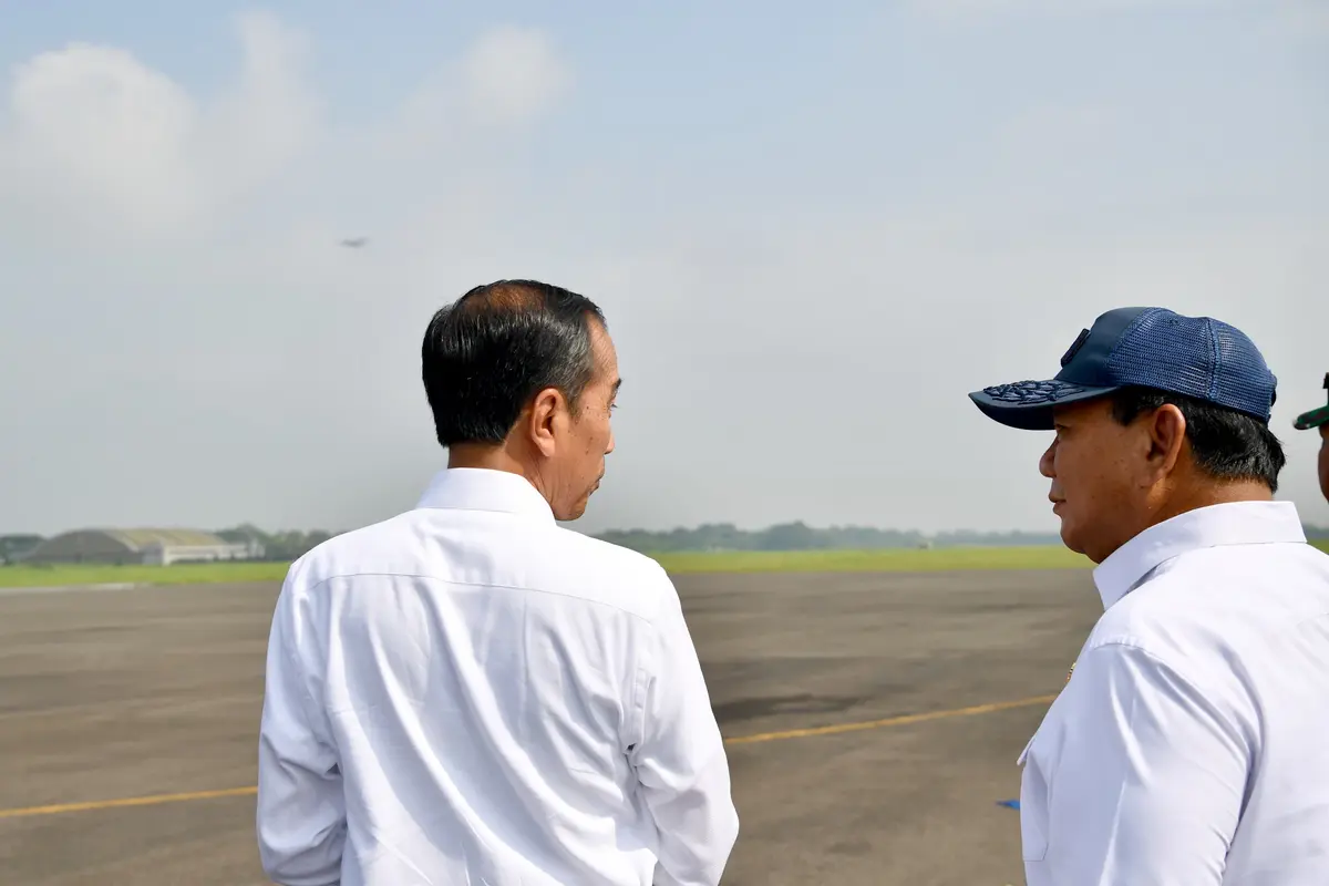 Presiden Joko Widodo atau Jokowi bersama Menteri Pertahanan meninjau alat utama sistem persenjataan (alutsista) TNI di Pangkalan TNI AU Iswahjudi, Kabupaten Magetan, Jawa Timur, Jumat (8/3/2024).