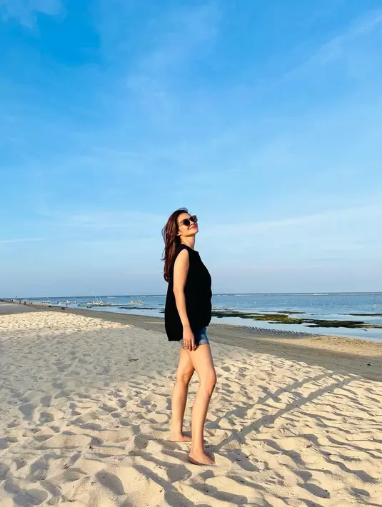 Kacamata hitam sukses membuat penampilan Cut Tari terlihat awet muda. Posenya di pantai ini tak menunjukkan kini ia berusia melangkah ke kepala lima. (Liputan6.com/IG/@cuttaryofficial).