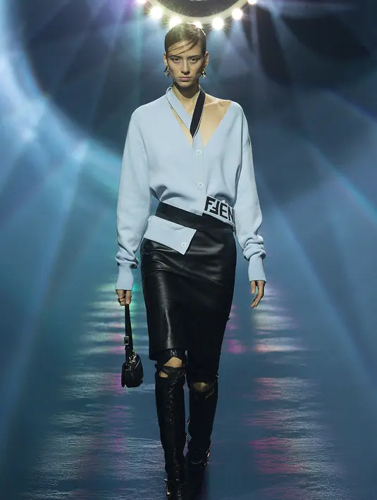 FENDI Origami juga diperkenalkan sebagai tas tangan baru oleh Silvia Venturini Fendi. Tas ini memberi penghormatan kepada kepekaan multiguna yang begitu melekat pada FENDI, lewat bentuk yang telah direkayasa dan bertransformasi antara dua siluet yang berbeda. [Foto: Document/FENDI]