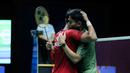 Tunggal putra Indonesia, Alwi Farhan, memeluk Moh. Zaki Ubaidillah setelah laga final nomor tunggal putra SEA Games 2025 di Thammasat University Rangsit Campus, Pathum Thani hari Minggu (14/12/2025). (Bola.com/Bagaskara Lazuardi)
