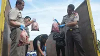 Daging babi tersebut rencananya akan dibongkar di sebuah POM bensin di daerah Serang Banten yang selanjutnya akan dibawa ke Jakarta.