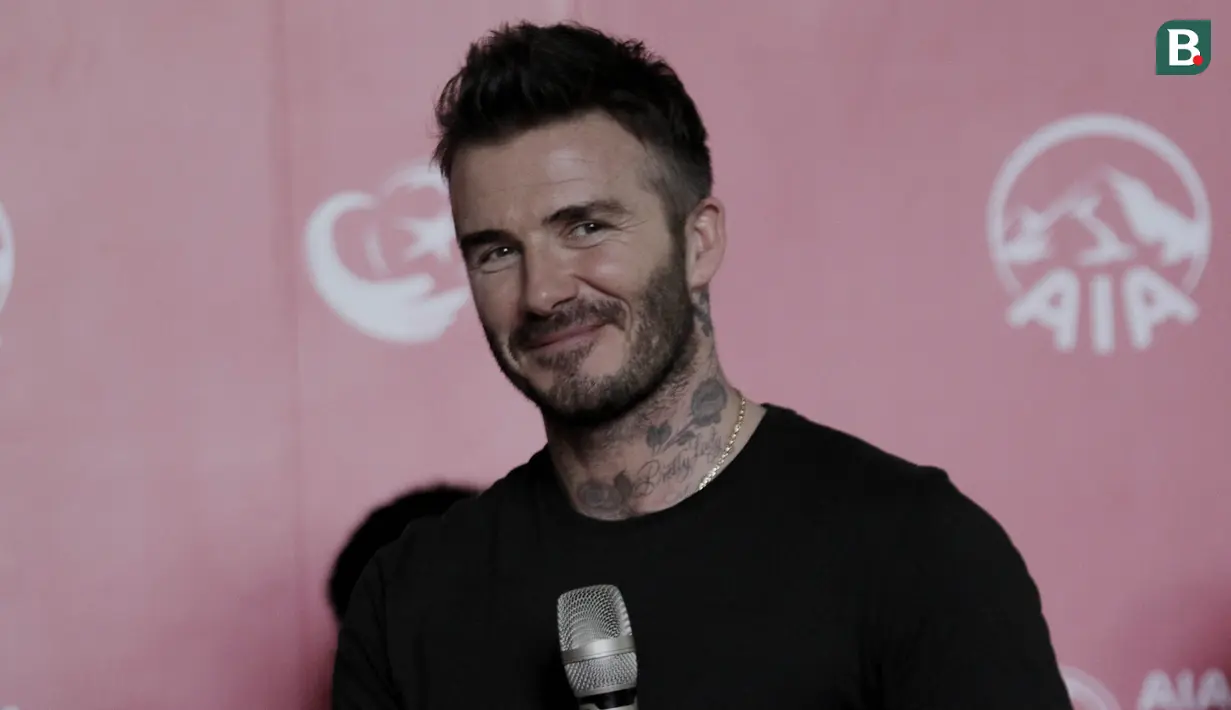 Legenda sepak bola Inggris, David Beckham, tersenyum saat menyapa fans di Stadion Soemantri Brodjonegoro, Jakarta, Minggu (25/3/2018). AIA membagikan 10.000 bola kepada akademi sepak bola di Indonesia. (Bola.com/M Iqbal Ichsan)