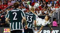 Pemain Real Madrid, Joselu (kanan), menendang bola dengan gaya akrobatik ke gawang MU yang membuahkan gol dalam pertandingan pramusim Soccer Champions Tour 2023 yang berlangsung di NRG Stadium, Texas, Kamis (27/7/23). (Twitter/@realmadrid)